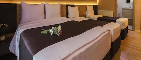 Standard Quadruple Room | Luxe beddengoed, een minibar, gratis wifi, beddengoed