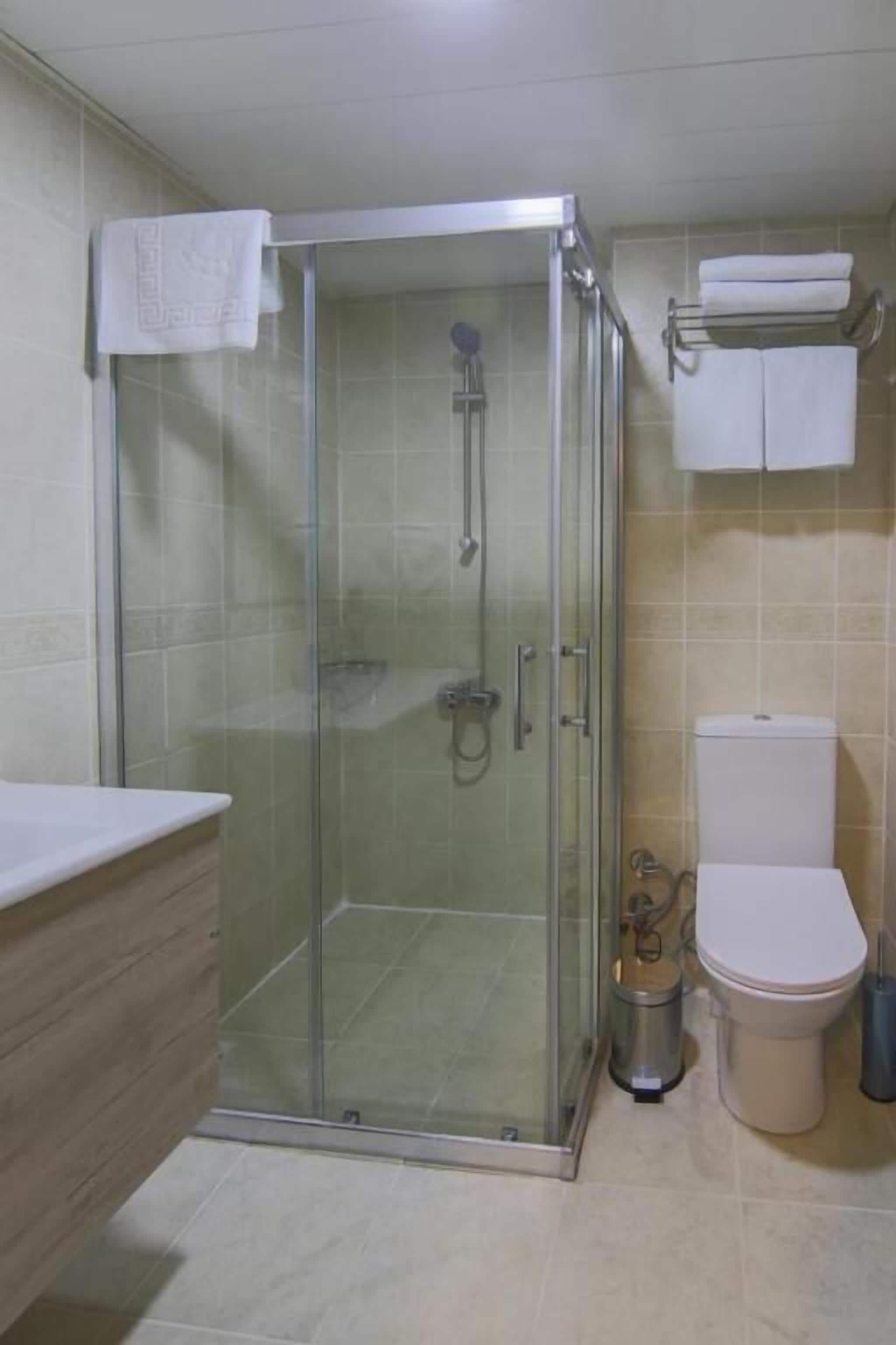 Standard Double or Twin Room | Bathroom