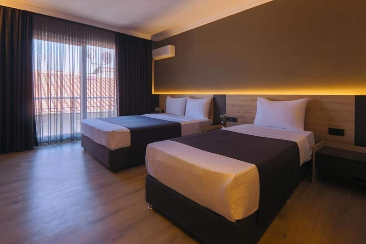 Quarto triplo standard | Roupas de cama premium, frigobar, Wi-Fi de cortesia, roupa de cama