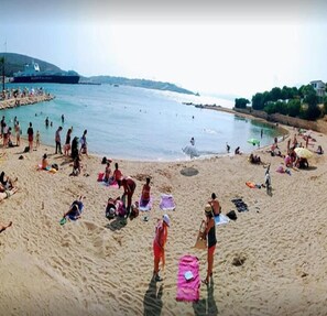 Una playa cerca