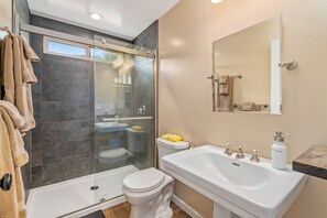 Douche, serviettes fournies, savon, papier toilette
