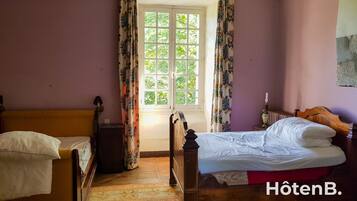 5 bedrooms, WiFi, bed sheets