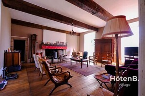 TV, fireplace, video games, books - Le château du Fraysseix à Roziers-Saint-Georges (Roziers-Saint-Georges)