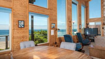 House, Multiple Beds (RidgeTop) | Living room