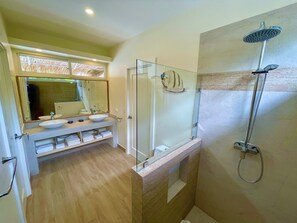 Douche, sèche-cheveux, serviettes fournies, savon