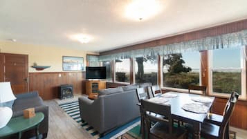 House, Berbilang Katil (Rockaway Beachhouse) | Ruang tamu