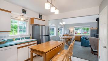 House, Multiple Beds (Rockaway Family Tides) | Private kitchen