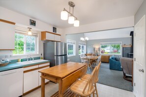 Private kitchen - Rockaway Family Tides (Rockaway Beach)