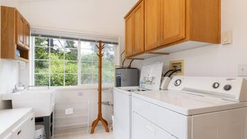 House, Multiple Beds (Rockaway Family Tides) | Private kitchen