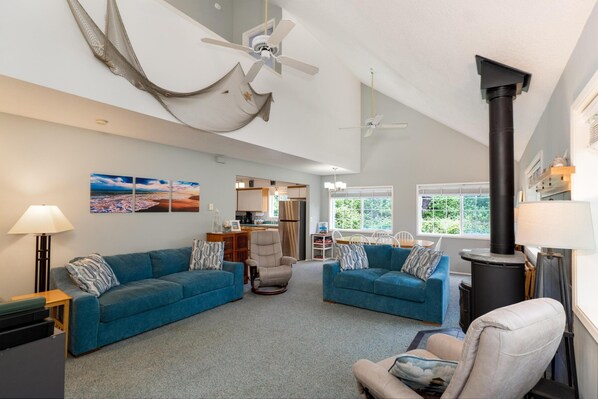Living room - Rockaway Family Tides (Rockaway Beach)