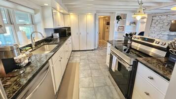 Micro-ondes, four, plaque de cuisson, lave-vaisselle