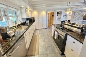 Microondas, horno, parrilla de estufa y lavavajillas