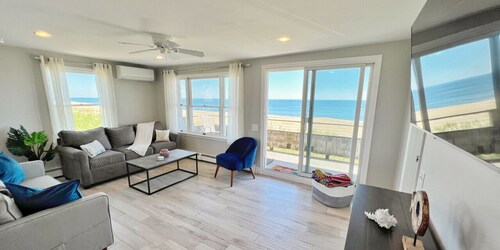Plum Island Sunkisser: Beachfront & Views! Condo