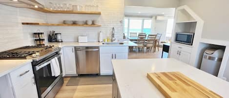 冰箱、微波炉、烤箱、炉灶