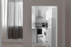 Wasserkocher mit Kaffee-/Teezubehör, Kühlschrank, Mikrowelle, Ofen