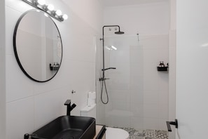 Dusche, Haartrockner, Handtücher