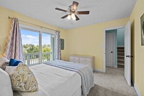 5 slaapkamers, een strijkplank/strijkijzer, reisbedje, gratis wifi