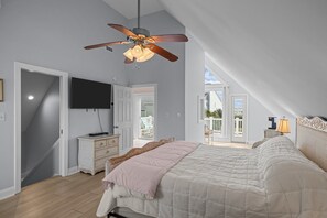 4 bedrooms, desk, free WiFi, bed sheets - In private community offering tennis courts, pool, and easy beach access! (Emerald Isle)