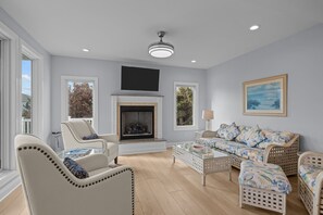 Smart TV, foosball - Stay 2 weeks for the price of 1! Oceanview and easy beach access! (Emerald Isle)