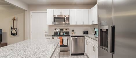 Frigorifero, microonde, forno, lavastoviglie