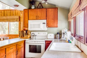 Fridge, microwave, oven, stovetop - Modern, cozy, dog-friendly mountain retreat in central location (Rhododendron)