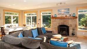 Casa, várias camas (Schooner Creek Retreat) | Sala de estar