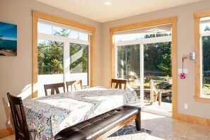 Casa, várias camas (Schooner Creek Retreat) | Sala de estar