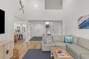 Smart TV, foosball, books - "Blue Birdie" Arcade, Golf Cart, Fully Renovated! All New for 2024! (Miramar Beach)