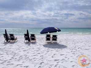 Plage à proximité, chaises longues