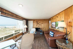 House, 2 Queen Beds (Seaside Escape) | Living room - Seaside Escape (Lincoln City)
