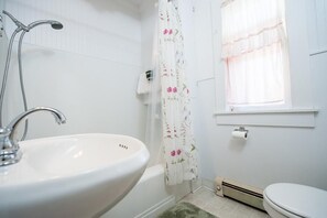 House, 2 Queen Beds (The Hamptons) | Bathroom - The Hamptons (Rockaway Beach)