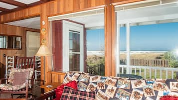 House, 2 Katil Ratu (Queen) (The Hamptons) | Ruang tamu