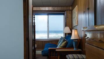 House, 2 Katil Ratu (Queen) (The Hamptons) | Ruang tamu