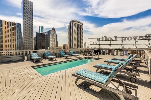 Property grounds - High rise in Houston with Pool Rooftop (Houston)