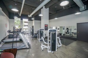 Fitness facility - High rise in Houston with Pool Rooftop (Houston)