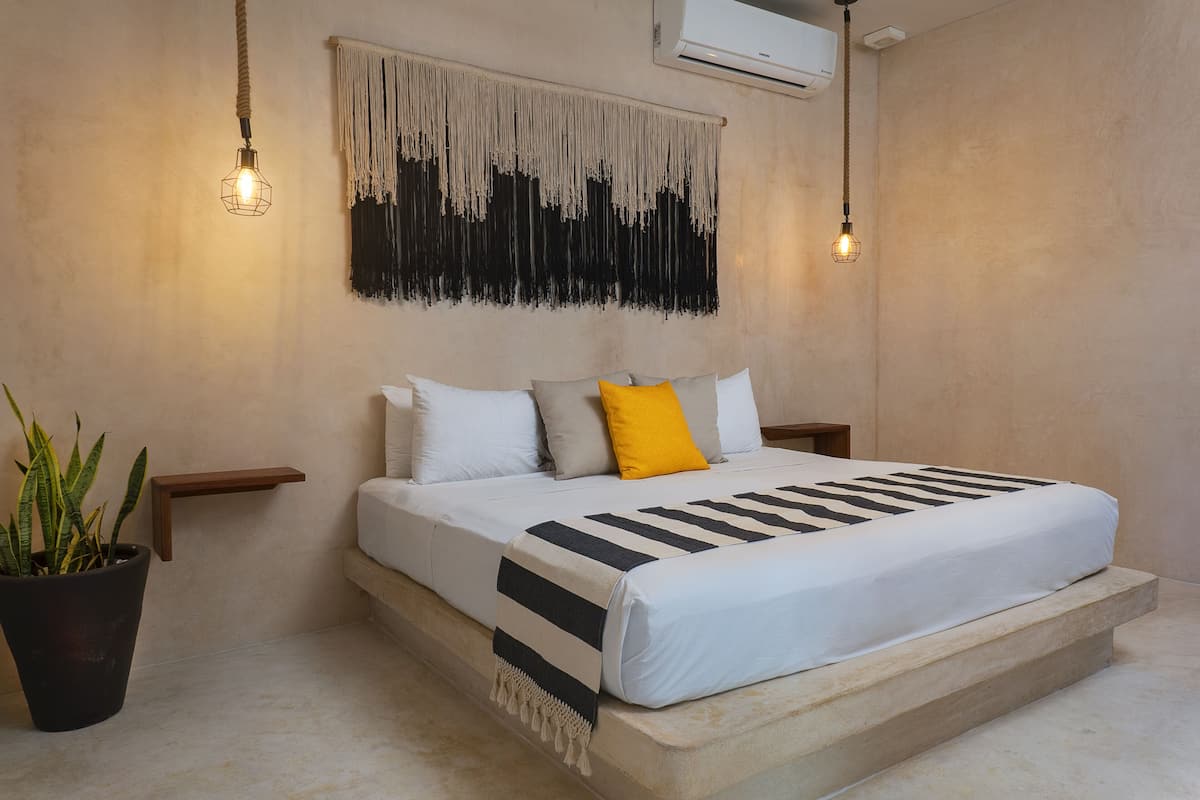 1 kamar tidur, brankas, ruang kerja ramah laptop, dan tirai kedap cahaya