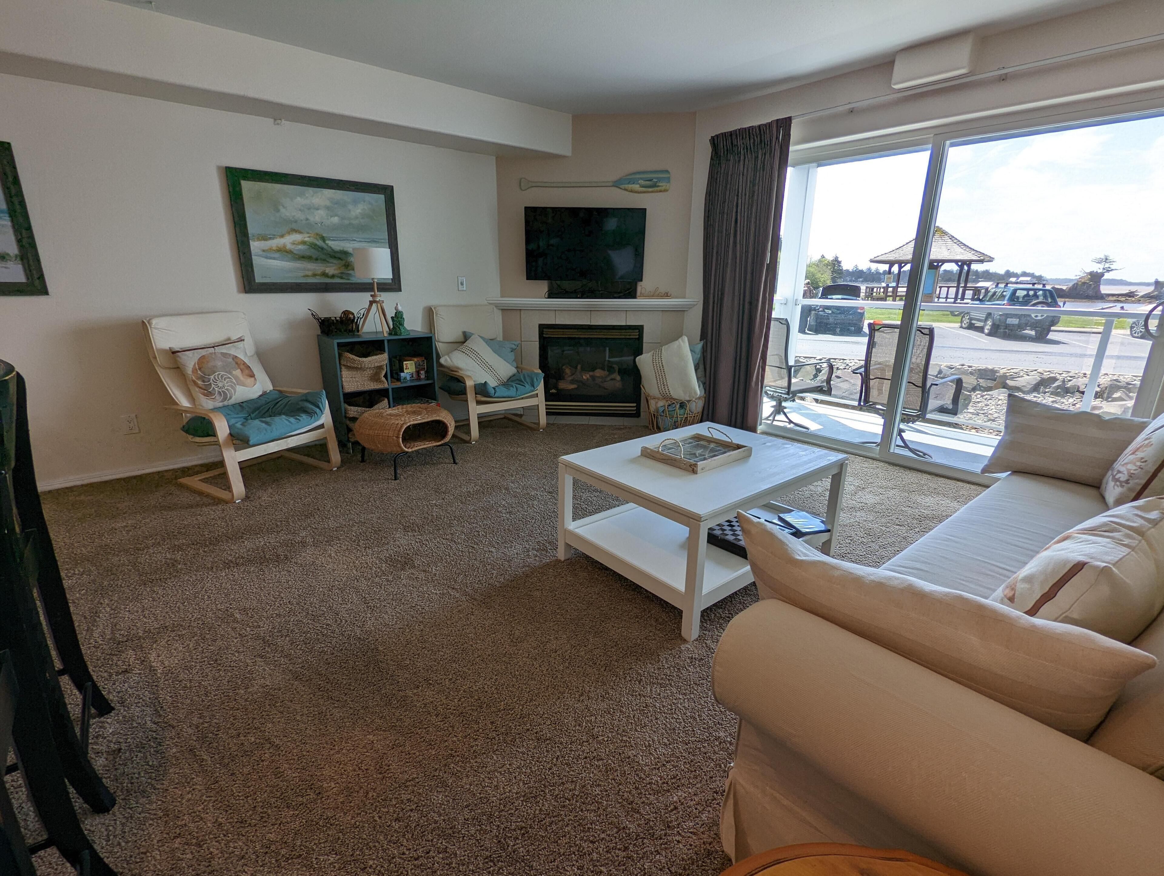 Condo, 1 Katil Raja (King) dengan Katil Sofa (Waters Edge 103) | Ruang tamu