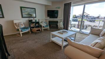 Condo, 1 Katil Raja (King) dengan Katil Sofa (Waters Edge 103) | Ruang tamu