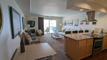 Condo, 1 King Bed with Sofa bed (Waters Edge 103) | Private kitchen