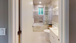 House, Multiple Beds (Shore Beats Work) | Bathroom - Shore Beats Work (Lincoln City)