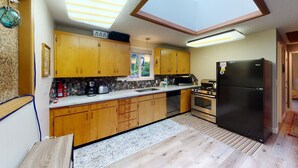 House, Multiple Beds (Shore Beats Work) | Private kitchen - Shore Beats Work (Lincoln City)