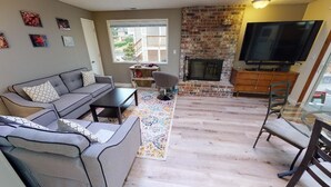 House, Multiple Beds (Shore Beats Work) | Living room - Shore Beats Work (Lincoln City)