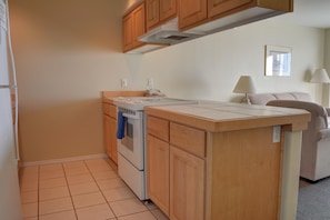 Condo, 1 cama King size y sofá cama (Waters Edge 302) | Cocina privada