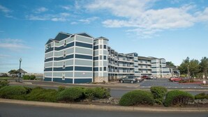Unclassified image, 5 of 15, button - Waters Edge 302 (Lincoln City)