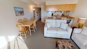 Apartamento, varias camas (Waters Edge 402) | Sala de estar