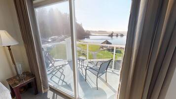 Condo, Berbilang Katil (Waters Edge 402) | Balkoni