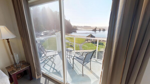 コンドミニアム ベッド (複数台) (Waters Edge 402) | バルコニー