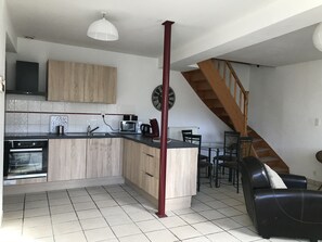 Four à micro-ondes, un four, surface de cuisson, lave-vaisselle