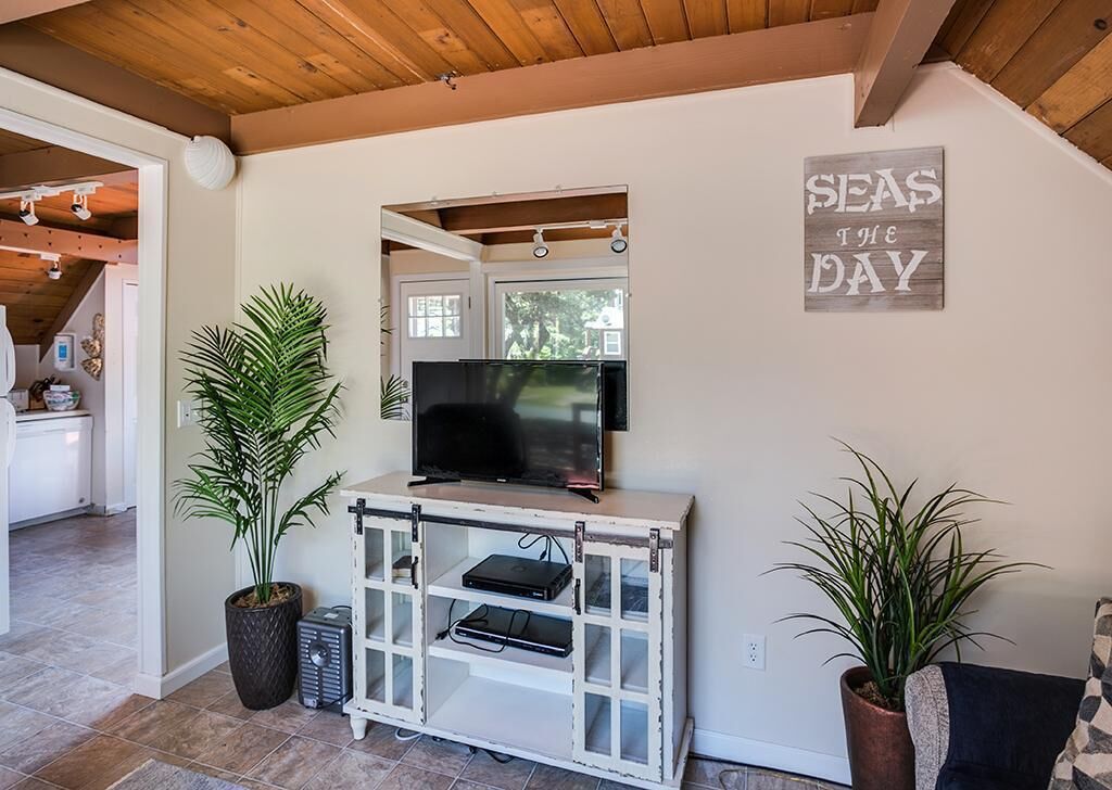 House, 1 Queen Bed (Silver Star) | Living room