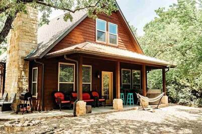 EAGLES NEST - CABIN W/ HOT TUB